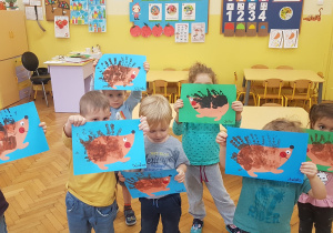 – dzieci prezentują prace plastyczne, przedstawiające jeże (technika stemplowania dłońmi)